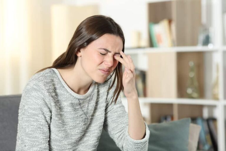 まぶたのかゆみ、その原因と治療法の完全ガイド｜眼科と皮膚科どちらへ？市販薬から専門治療まで徹底解説
