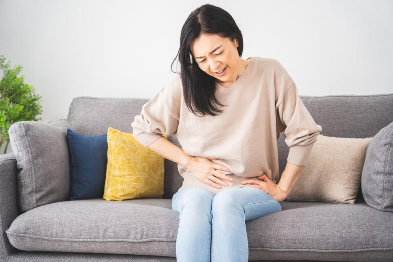 みぞおちの痛み（上腹部痛）のすべて：原因から日本の最新治療、セルフケアまで専門医が徹底解説