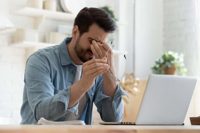 目の疲れを科学する：専門家が解き明かす、見過ごされがちな7つの根本原因と対策