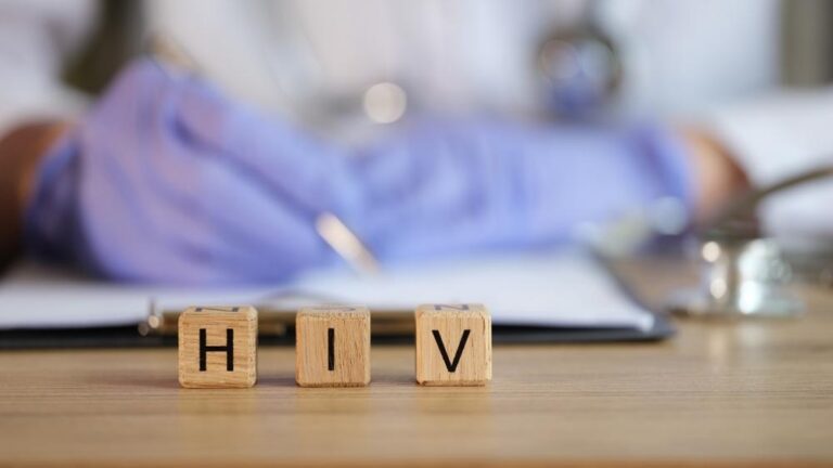 HIV感染1年後の兆候とは？症状、検査、そして不安への専門的回答