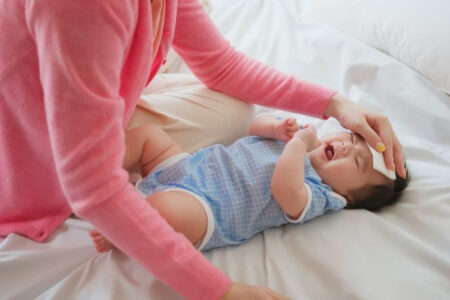 【帝王切開で生まれた赤ちゃんの咳】呼吸器疾患のサインと受診の目安｜家庭でできるケア