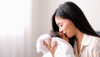 【科学的根拠に基づく】赤ちゃんのしゃっくり完全ガイド：原因から安全な止め方、予防策、受診の目安までを小児科医の情報に基づき徹底解説