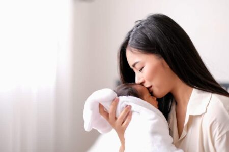 【科学的根拠に基づく】赤ちゃんのしゃっくり完全ガイド：原因から安全な止め方、予防策、受診の目安までを小児科医の情報に基づき徹底解説
