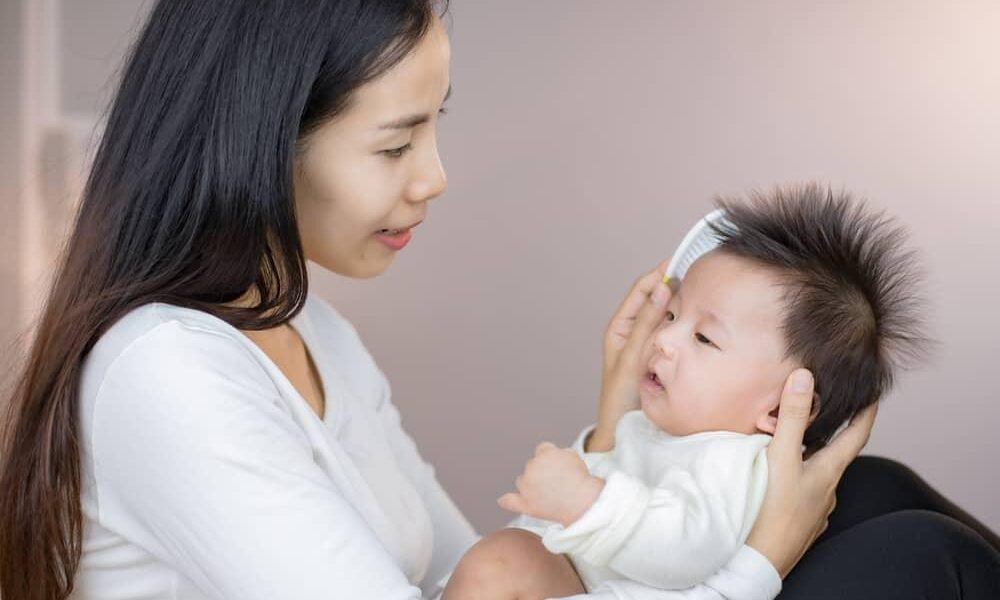 【科学的根拠に基づく】生後3ヶ月の赤ちゃんの抜け毛、心配？医師が解説する新生児の髪の変化のすべて