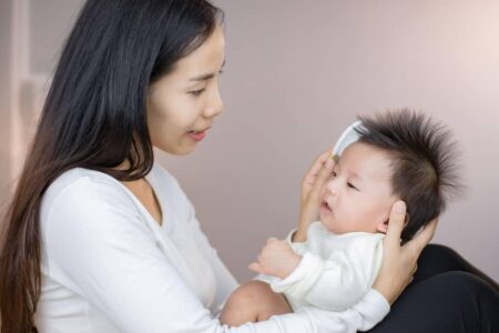 【科学的根拠に基づく】生後3ヶ月の赤ちゃんの抜け毛、心配？医師が解説する新生児の髪の変化のすべて