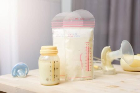 【科学的根拠に基づく】科学的根拠に基づく母乳の温め方完全ガイド｜栄養を壊さない保存・解凍法から便利グッズまで