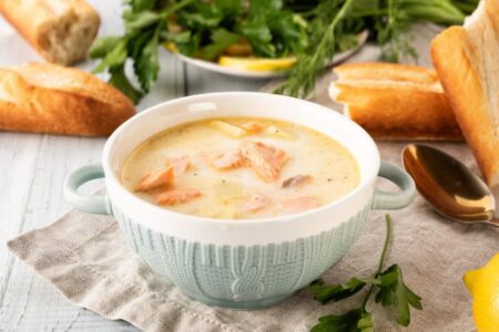 赤ちゃんの離乳食サーモンはいつから？臭み取りのコツと栄養満点レシピ【管理栄養士監修】