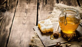 【医師監修】自宅で蜂蜜（はちみつ）を使い美白・美肌を実現する科学的完全ガイド：効果、正しい使い方、危険性、全戦略の徹底解説