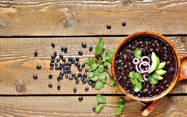 【科学的根拠に基づく】赤ちゃんの黒豆粥はいつから？栄養、安全性、鉄分吸収を高める調理法、夏向けレシピまで徹底解説