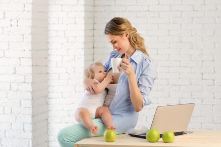 【助産師監修】母乳を増やす飲み物の真実｜科学的根拠と本当に大切なこと