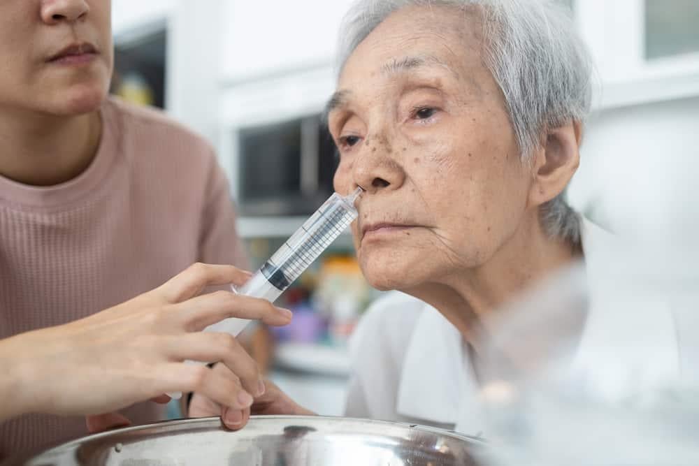 大人のための生理食塩水での正しい鼻洗浄法とは？