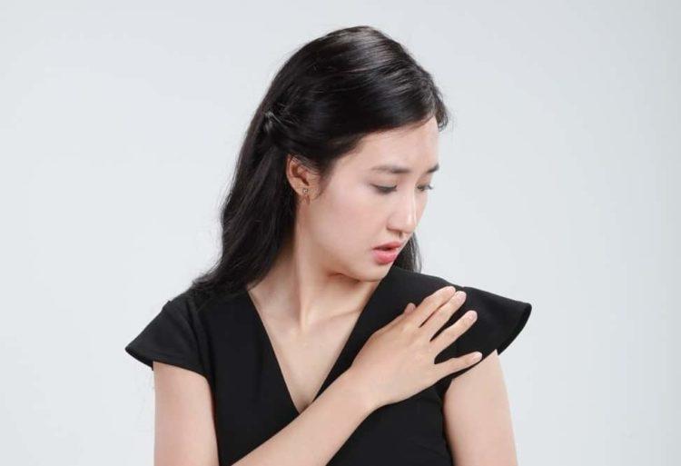 頭皮のフケ、もう悩まない。皮膚科医が徹底解説する原因と『やってはいけない』対策、正しいケアの全知識