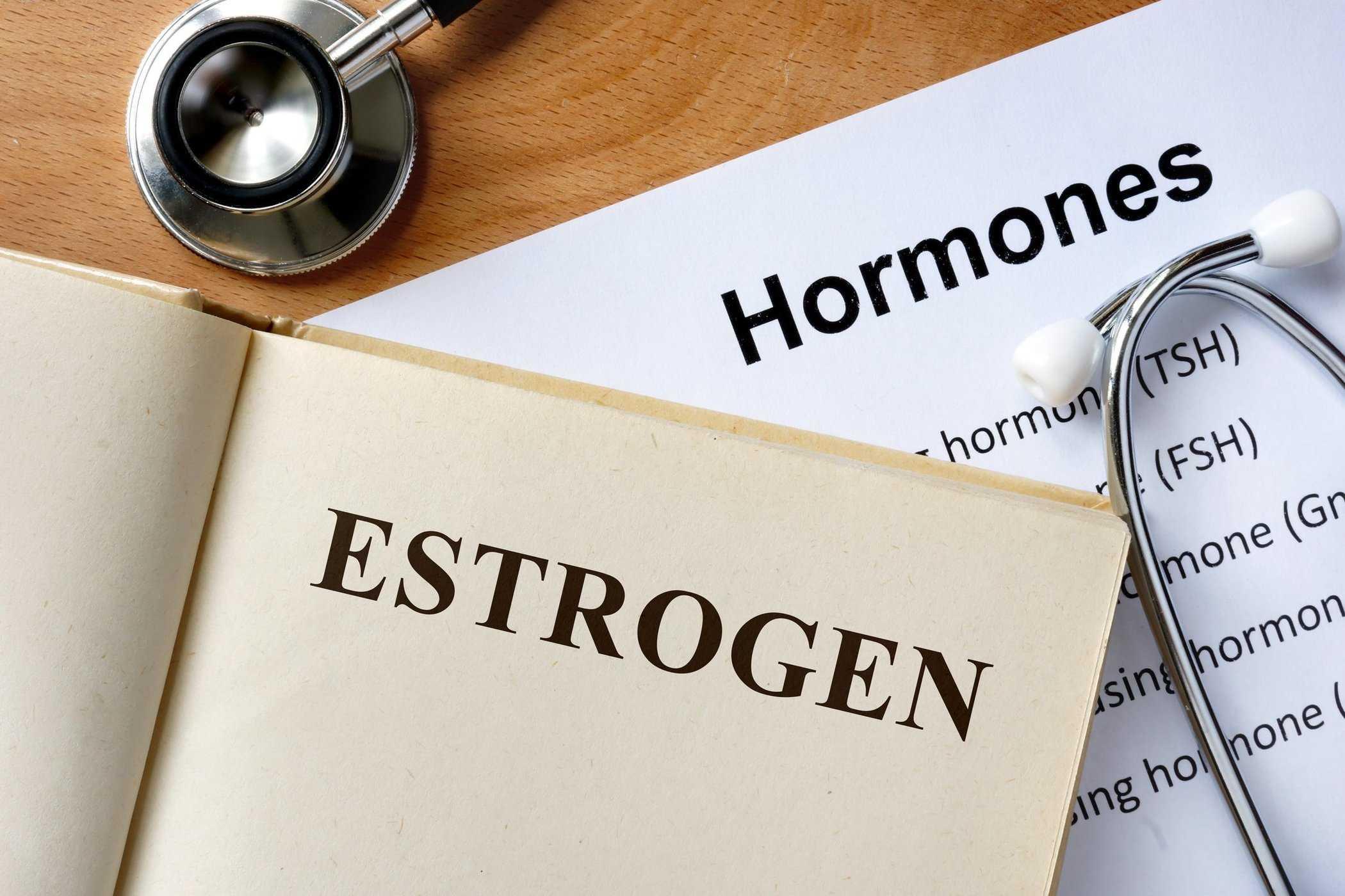 エストロゲン過剰症の包括的臨床レビュー：男女における原因、病態生理、および管理