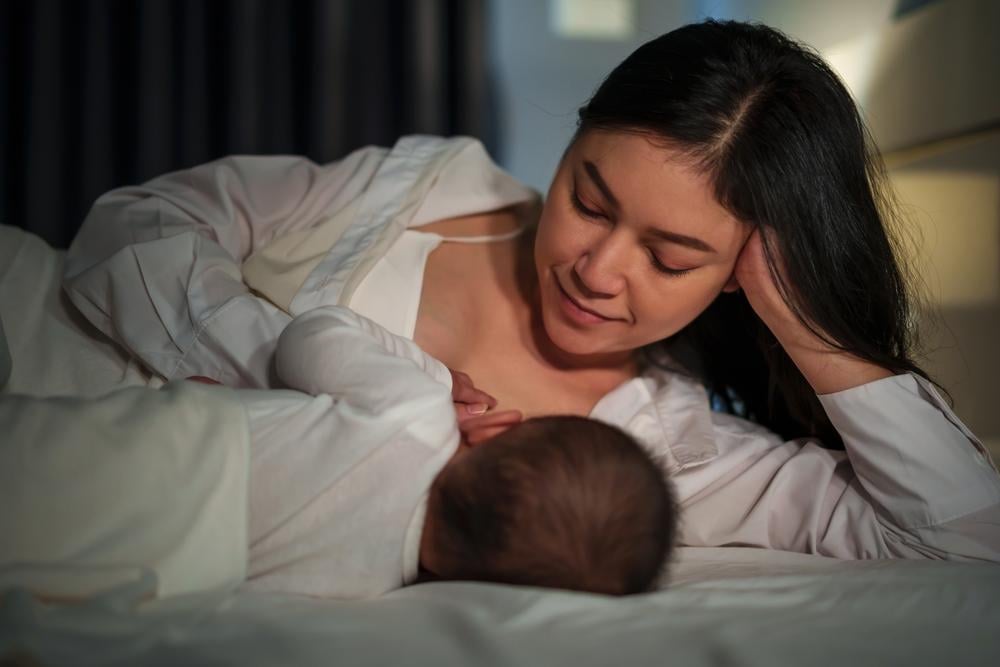 赤ちゃんの夜間授乳に関する医学的・科学的総合ガイド：その必要性、卒業のタイミング、そして家族のウェルビーイング