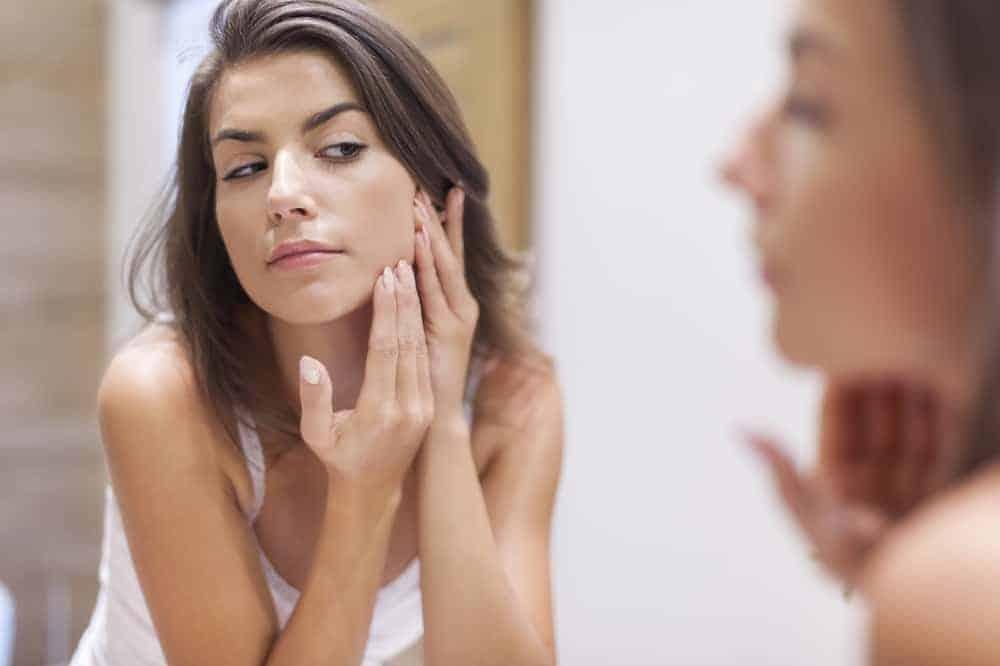 【医師監修】歯磨き粉でニキビは悪化する！科学的根拠と皮膚科が推奨する正しい治し方｜日本の市販薬ガイド付