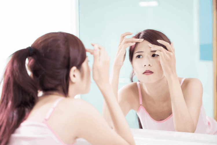 おでこのブツブツ・ザラザラを徹底解説：角栓ニキビの原因と皮膚科医が推奨する最新治療法