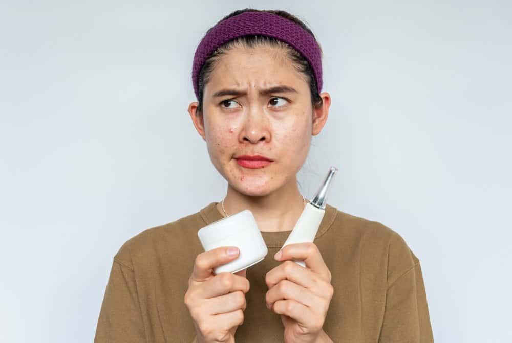 【医師監修】ニキビ美容液の選び方｜科学的根拠に基づく有効成分（ビタミンC・ナイアシンアミド等）とスキンケアの全知識