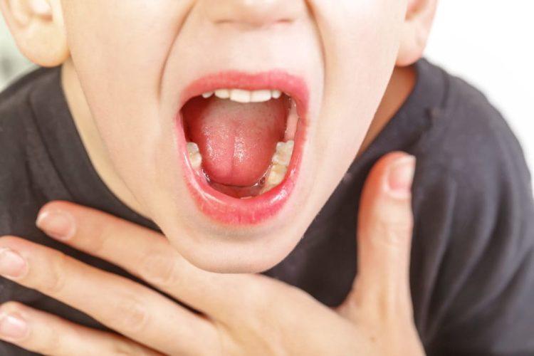 喉頭がんの生存率を分ける「声のかすれ」を見逃すな！ステージ別の標準治療と費用を解説
