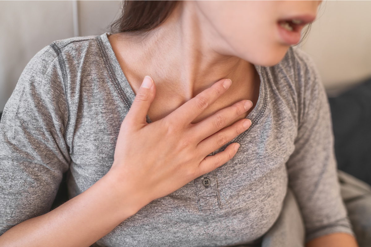 【科学的根拠に基づく】乳房の痛みの原因と危険なサインのすべて。乳がんとの関係と病院へ行くべき症状を徹底解説