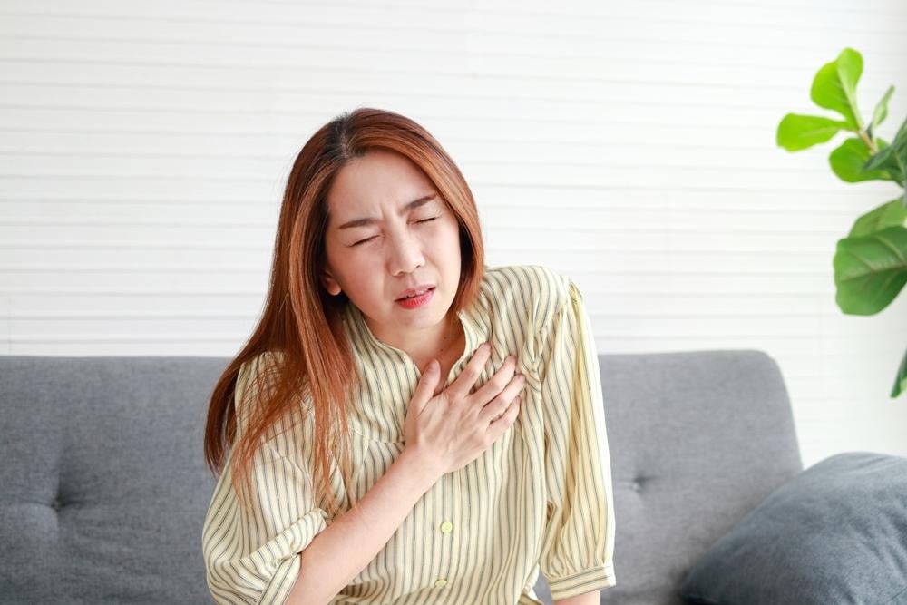 【医師監修】女性の左胸の痛み、その原因は？心臓病・逆流性食道炎・肋間神経痛から乳腺症・ストレスまで徹底解説｜危険なサインと受診の目安