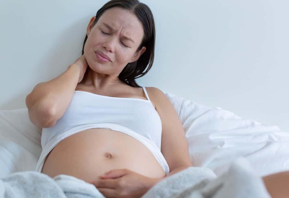 【科学的根拠に基づく】妊娠中のつらい肩こり・首痛の原因とは？産婦人科医・理学療法士が教える効果的な解消法を徹底解説