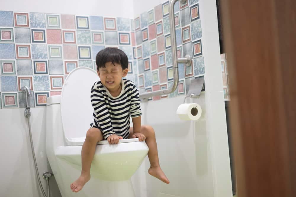 【科学的根拠に基づく】子どもの嘔吐・下痢の対処法｜正しい水分補給・食事・受診の目安