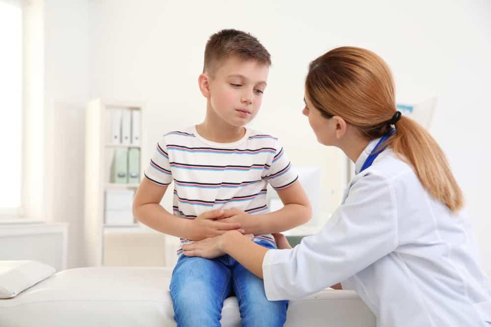 【科学的根拠に基づく】子供のお腹が痛い！原因と家庭での対処法、救急受診の目安を専門家が徹底解説