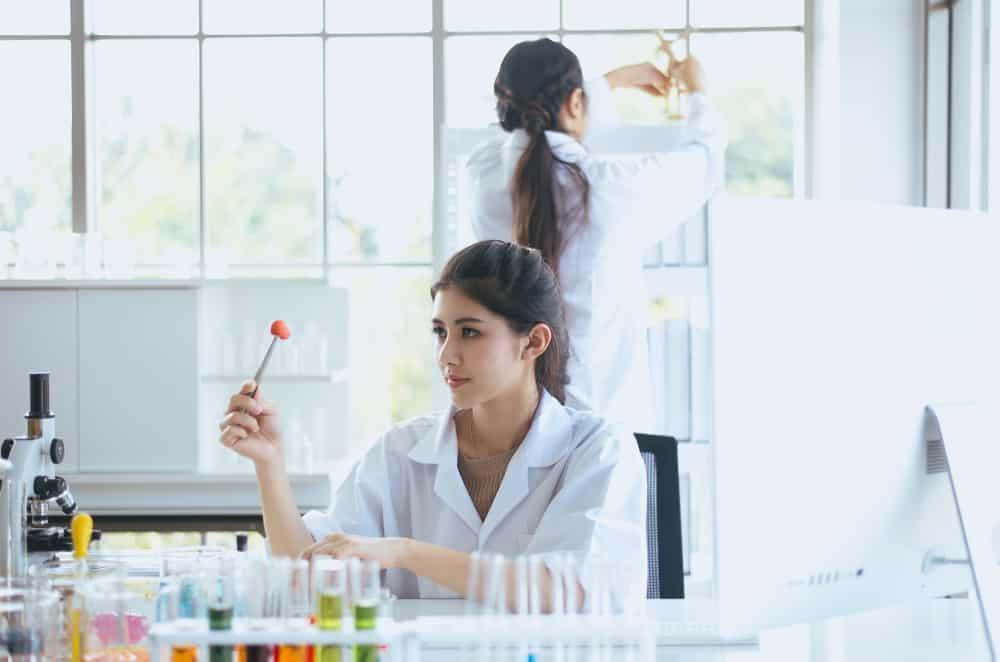 【科学的根拠に基づく】子宮内膜生検の包括的ガイド：目的、手順、リスク、および臨床的洞察のすべて