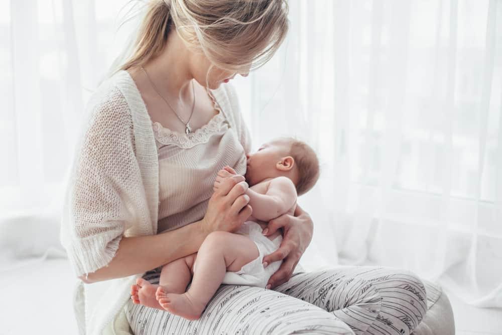 【医師監修】母乳性黄疸のすべて：原因、見分け方、治療法、そして日本のガイドラインを完全解説