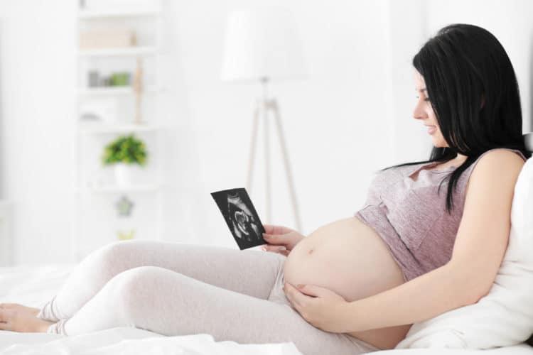 【産婦人科医監修】逆子の原因と自然な治し方、最新の外回転術（ECV）まで徹底解説 – 帝王切開を避けるための完全ガイド