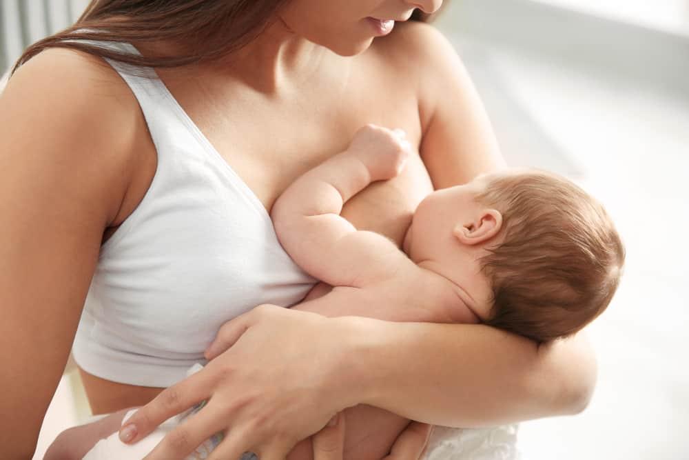 お腹いっぱいのはずなのに…赤ちゃんが何度も母乳を欲しがる理由と母親のための完全ガイド