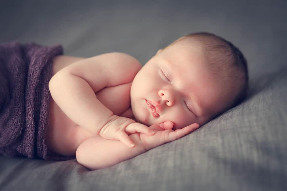 【医師監修】赤ちゃんの枕は危険？SIDS・窒息リスクと絶壁頭の真実