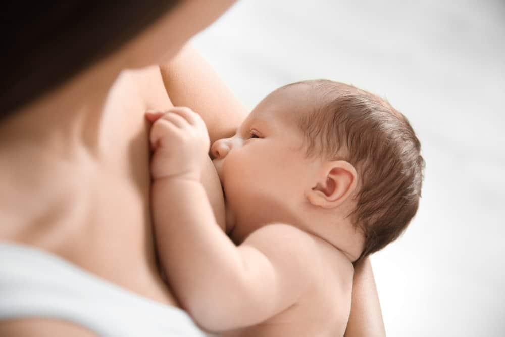 【科学的根拠に基づく】赤ちゃんの授乳中の誤嚥と窒息：安全対策から緊急時対応までの完全ガイド