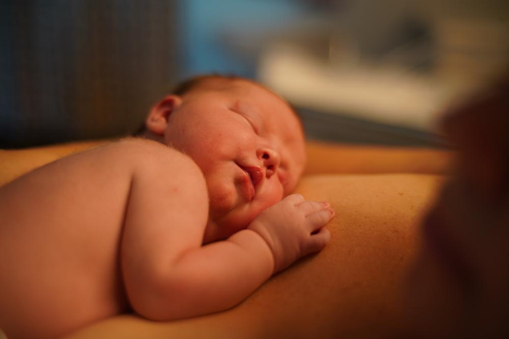 赤ちゃんの肌の色、本当の姿が見える時期とは？｜新生児の肌色変化を専門家が徹底解説