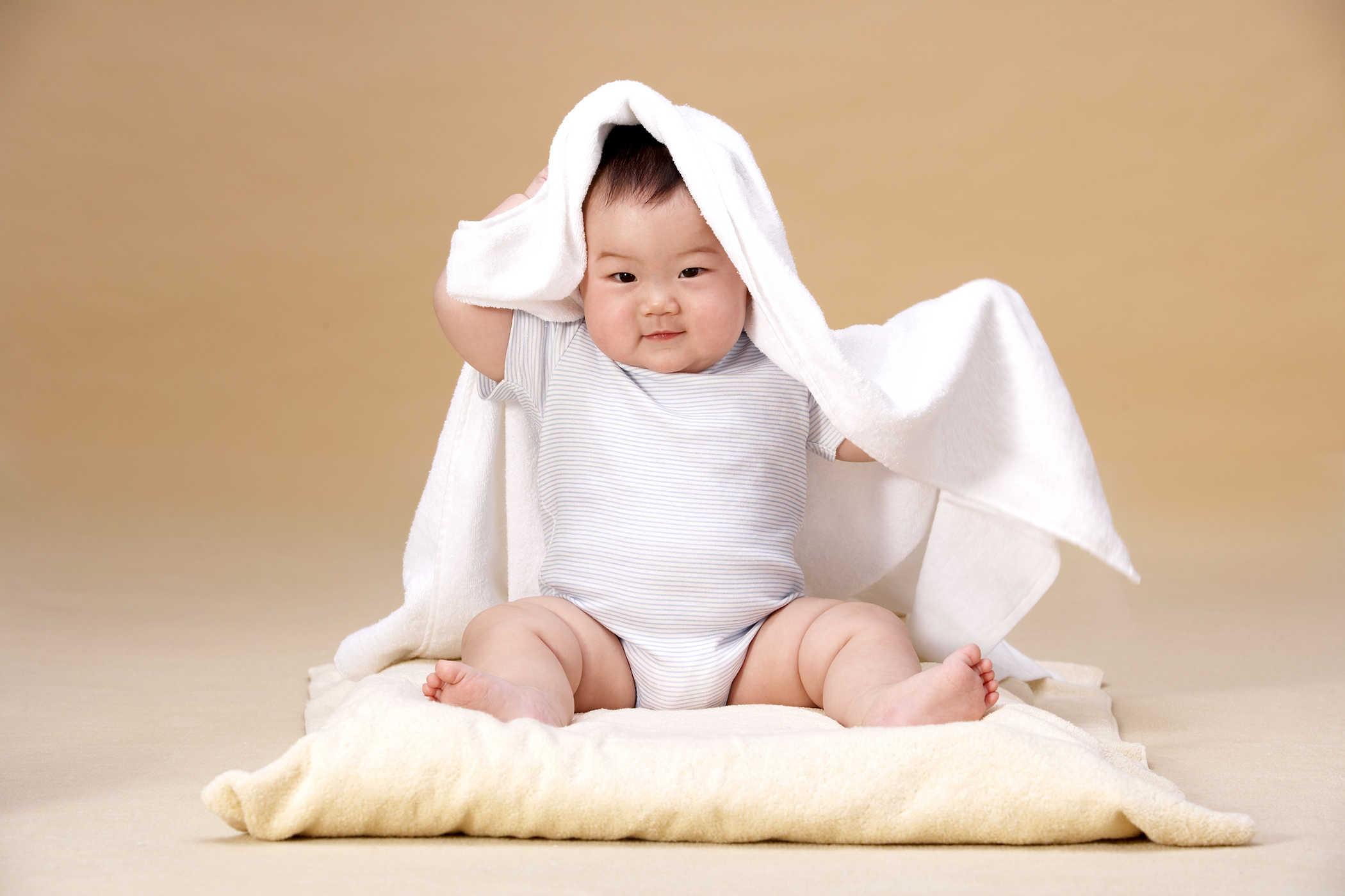 【医師監修】赤ちゃんはいつから座れる？専門家が教える成長サポートの全知識と安全対策