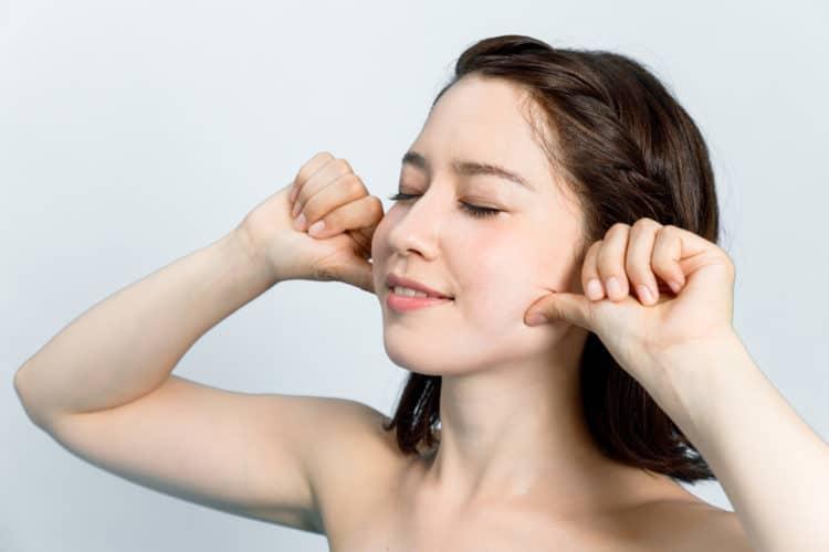 【医師監修】顔の体操はシワに効く？逆効果？JAMA論文と日本の専門家の見解を徹底解説