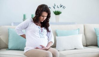 【産婦人科医監修】妊娠中の茶色いおりもの：原因と危険なサインは？初期・中期・後期の完全ガイド