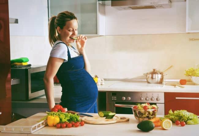 【専門家監修】妊娠中に最適なフルーツ12選｜時期別の推奨量と安全な食べ方