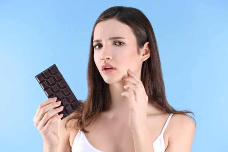 【皮膚科医監修】ニキビの原因を徹底解明！肌トラブルを招く8つの習慣と最新治療法