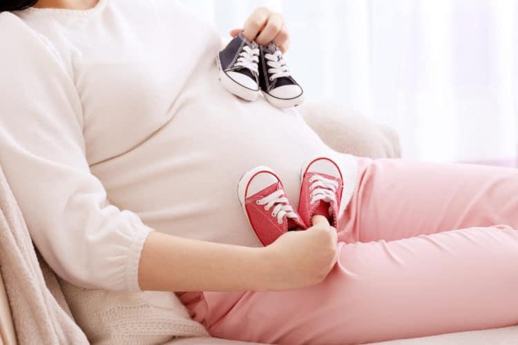 双子（多胎）妊娠における母体リスクの包括的解析：合併症の病態生理、管理、および最新の臨床的エビデンス