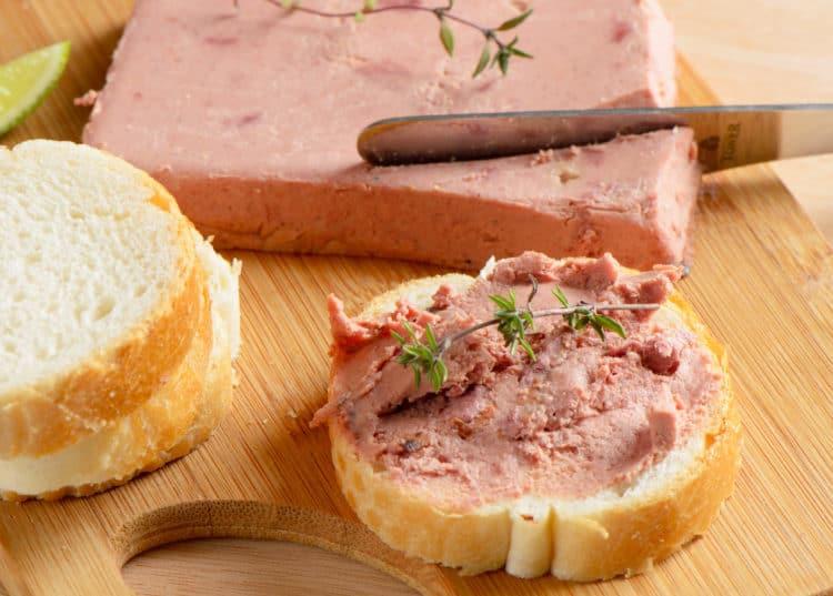 【医師監修】妊娠中の豚レバーは危険？ビタミンA過剰摂取のリスクと安全な代替食品【完全ガイド】
