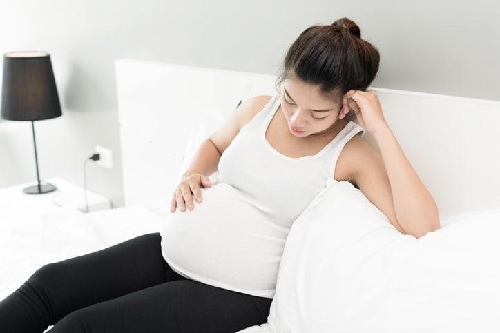 妊娠中のアセトアミノフェン服用は本当に安全？最新研究で解明された胎児への影響と専門家の最終結論