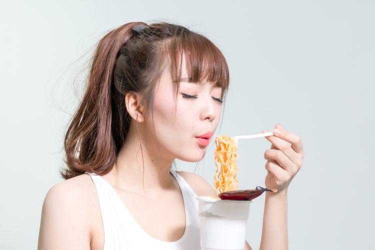 【医師監修】妊婦はインスタントラーメンを食べてもいい？知っておくべきリスクと安全な食べ方の完全ガイド
