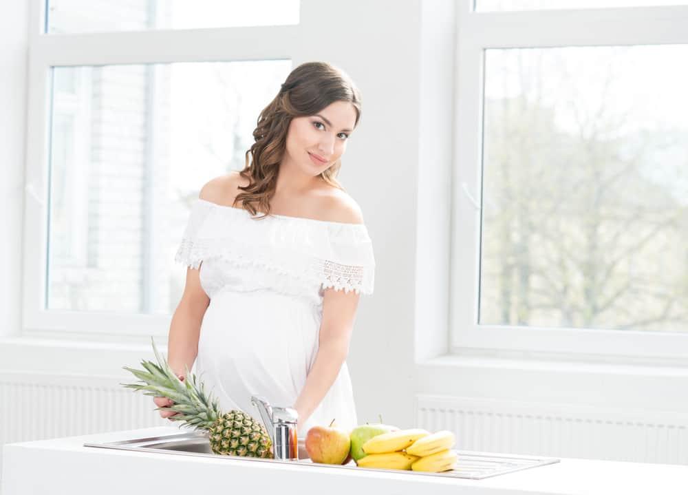 妊娠中のパイナップルは安全？流産リスクの真相と正しい食べ方を産婦人科医と管理栄養士が徹底解説