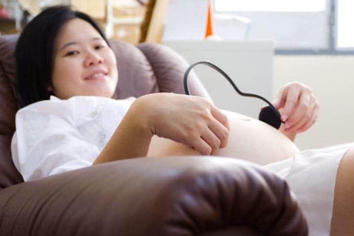 【医師監修】妊娠中の茶色いおりもの：原因、危険なサイン、安全な対処法の完全ガイド