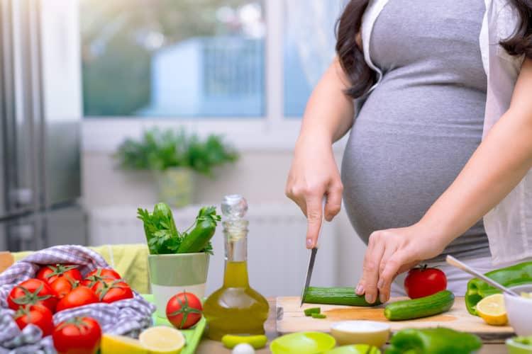 【医師監修】妊娠高血圧症候群の食事療法完全ガイド｜DASH食と減塩の科学的根拠から日本の食生活での実践法まで