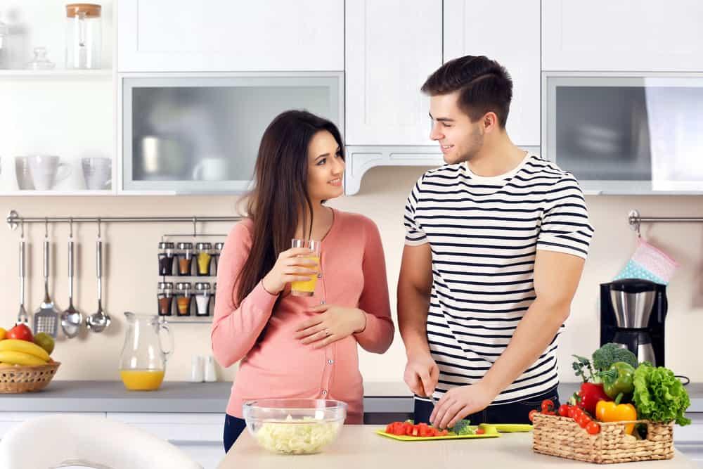 妊娠初期に避けるべき食べ物・飲み物リスト【産婦人科医監修・2025年最新版】