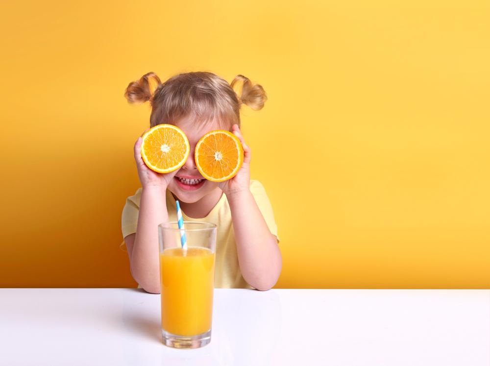 子供にオレンジジュースは毎日飲ませて良い？小児科医と専門家の最新ガイドラインでわかる健康リスクと正しい与え方