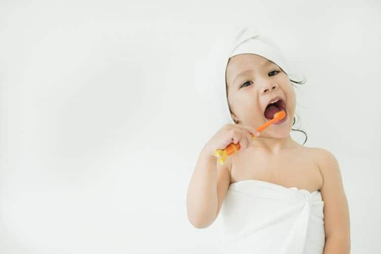 子供の歯を守る！歯科医が教える年齢別の最適な歯磨き粉選び【2023年最新ガイドライン準拠】