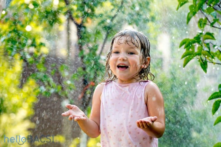 【医師監修】泥んこ遊びと雨遊びの論証：小児科医が解説する、より健康な世代のための自然な遊び方完全ガイド